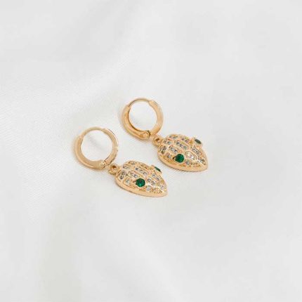Aretes de aza con cabeza de serpiente con varios circones bañado en oro