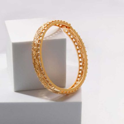Pulsera de caña ancha labrado con rombos, bañada en oro