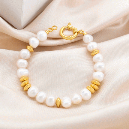 Pulsera de Perlas Naturales con Detalles Dorados – Estilo Clásico y Elegante