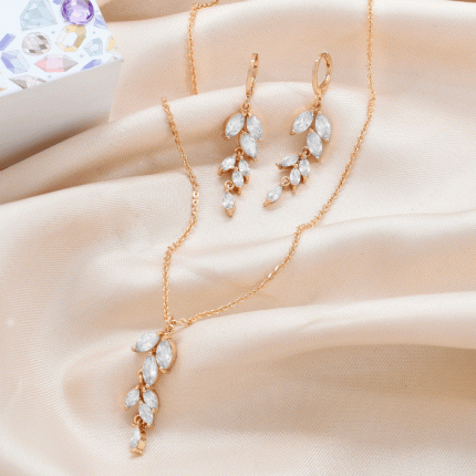Set de Cadena y Aretes en Forma de Rama con Circones – Baño de Oro