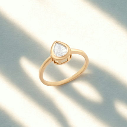 Anillo “Lágrima de Luz” con Piedra en Corte Gota