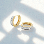 Argollas Huggies Bicolor con Detalles en Circones – Elegancia Clásica