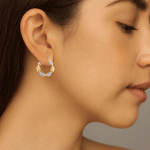 Argollas Elegantes Bañadas en Oro y Oro Blanco con Detalle Geométrico - Imagen 2