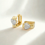 Argollas Huggies en Oro y Oro Blanco con Corazón de Brillantes