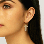 Aretes de Cruz Dorada con Circonitas Brillantes - Imagen 2