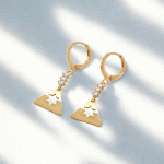 Aretes Triángulo Dorado con Estrella y Detalles Brillantes