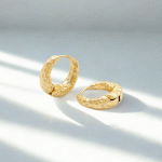 Argollas Damas Bañadas en Oro con Textura Martillada