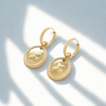 Aretes Dorados con Dije Ovalado de Osito