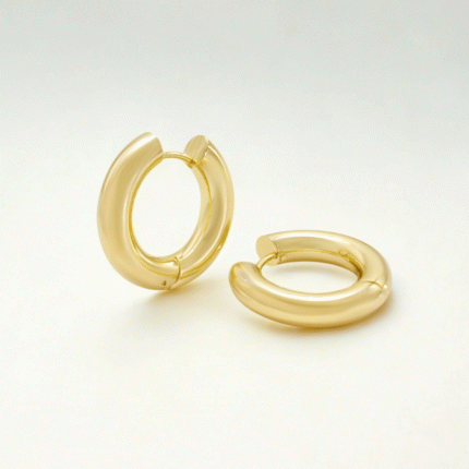 Argollas Redondas Gruesas Bañadas en Oro – Diseño Clásico y Elegante