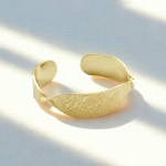 Pulsera Ajustable Dorada con Textura Grabada – Estilo Único y Elegante