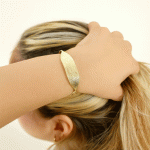 Pulsera Ajustable Dorada con Textura Grabada – Estilo Único y Elegante - Imagen 2