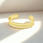 Pulsera Ajustable Dama con Diseño Martillado en Baño de Oro