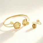 Set de Pulsera y Anillo en Baño de Oro con Detalle Floral