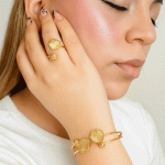 Set de Pulsera y Anillo en Baño de Oro con Detalle Floral - Imagen 2