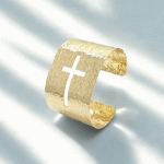 Pulsera tipo caña bañada en oro con cruz calada para dama