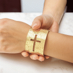 Pulsera tipo caña bañada en oro con cruz calada para dama - Imagen 2