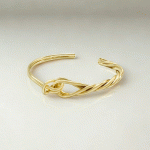 Pulsera Ajustable en Oro con Detalle de Nudo – Elegancia Atemporal