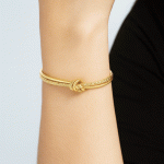 Pulsera Ajustable en Oro con Nudo Trenzado - Imagen 2