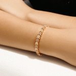 Pulsera Damas Bañada en Oro con Diseño de Flechas y Circones - Imagen 2