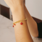 Pulsera Dorada con Mariposas y Esferas Rojas - Imagen 2