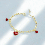 Pulsera Bañada en Oro con Dije de Corazón Rojo y Esferas – Estilo Elegante para Damas