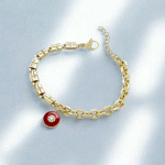 Pulsera Bañada en Oro con Dije Circular Rojo y Circones en el Centro