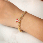 Pulsera Bañada en Oro con Dije Circular Rojo y Circones en el Centro - Imagen 2