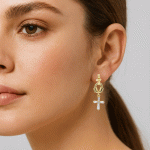 Aretes Bañados en Oro con Cruz Colgante para Dama - Imagen 2