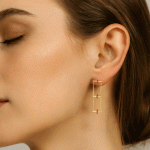 Aretes Largos Bañados en Oro con Cadenas y Detalles en Circones Fucsia - Imagen 2