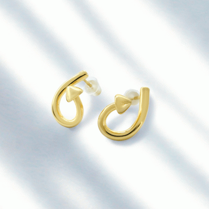 Aretes Bañados en Oro con Diseño Moderno de Aro y Detalle en Triángulo