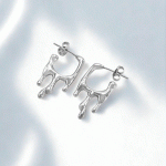 Aretes Modernos en Plata con Diseño Abstracto para Damas