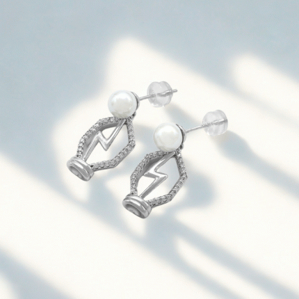 Aretes Bañados en Plata con Perla y Detalle Geométrico