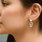 Aretes Bañados en Plata con Perla y Detalle Geométrico - Imagen 2
