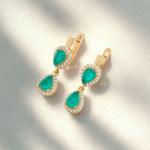 Aretes de Aza Bañados en Oro con Piedras Verdes Elegantes
