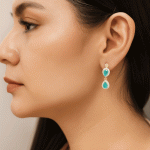 Aretes de Aza Bañados en Oro con Piedras Verdes Elegantes - Imagen 2