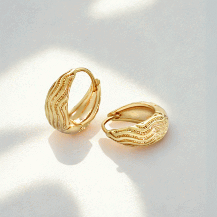 Argollas Bañadas en Oro con Diseño Ondulado Elegante