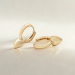 Argollas Elegantes con Detalle en Punta de Corazón Bañadas en Oro