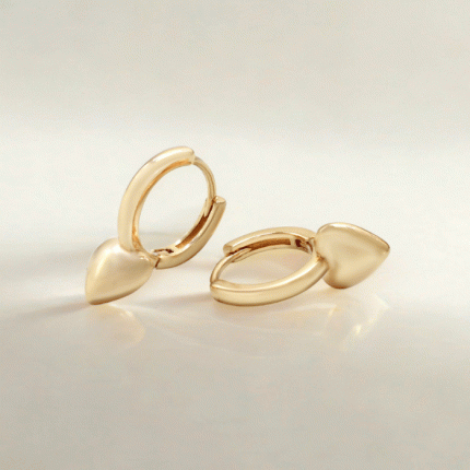 Argollas Elegantes con Detalle en Punta de Corazón Bañadas en Oro