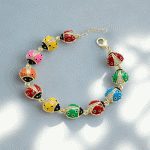 Pulsera de Mariquitas Multicolor Bañada en Oro para Damas
