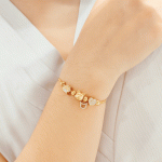 Pulsera Ajustable Bañada en Oro con Dijes de Huellita, Gato y Corazón con Brillos - Imagen 2