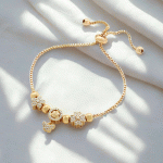 Pulsera Ajustable Bañada en Oro con Dijes de Flores y Brillos