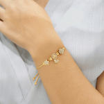 Pulsera Ajustable Bañada en Oro con Dijes de Flores y Brillos - Imagen 2