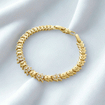 Pulsera Bañada en Oro con Diseño de Escamas y Circones Brillantes