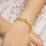 Pulsera Geométrica Bañada en Oro con Detalles de Brillo - Imagen 2