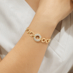 Pulsera de Eslabones Circulares con Detalle Central Bañada en Oro - Imagen 2