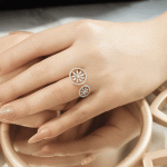 Anillo Doble Rueda Bañado en Oro con Detalles de Circones - Imagen 2