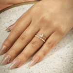 Anillo Doble Línea con Detalles de Circones Bañado en Oro - Imagen 2