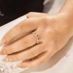 Anillo Corona de Lujo Bañado en Oro con Circones - Imagen 2