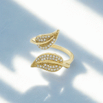 Anillo de Hojas Bañado en Oro con Detalles en Circones