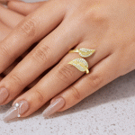 Anillo de Hojas Bañado en Oro con Detalles en Circones - Imagen 2